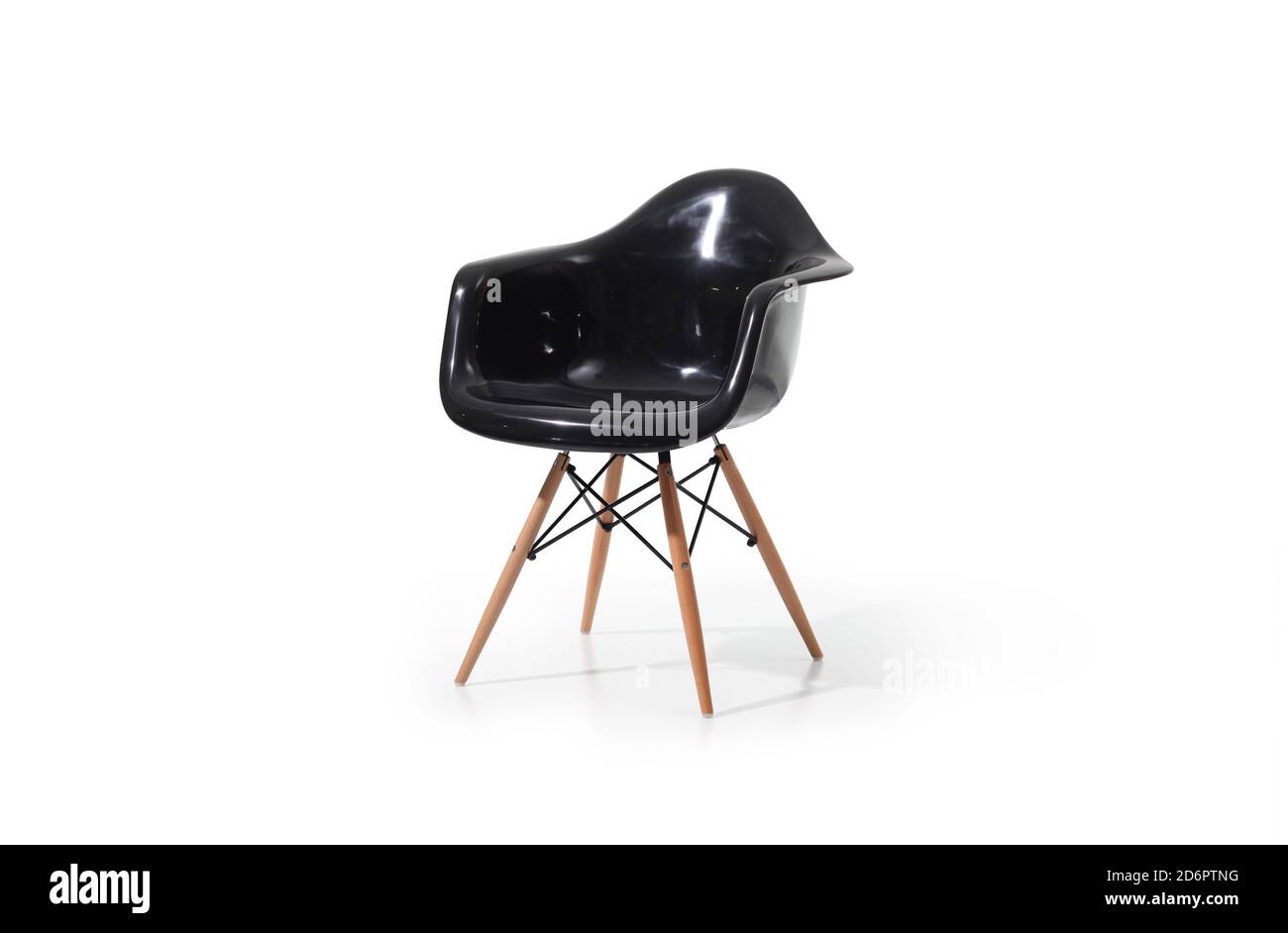 Chaise moderne en plastique noir avec pieds en bois Banque D'Images