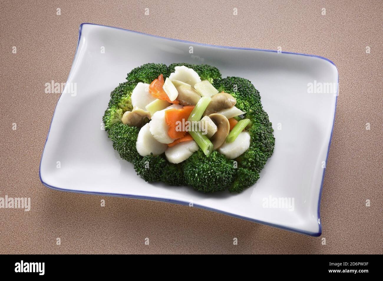 Plats de fruits de mer de pétoncles et de légumes mélangés Banque D'Images