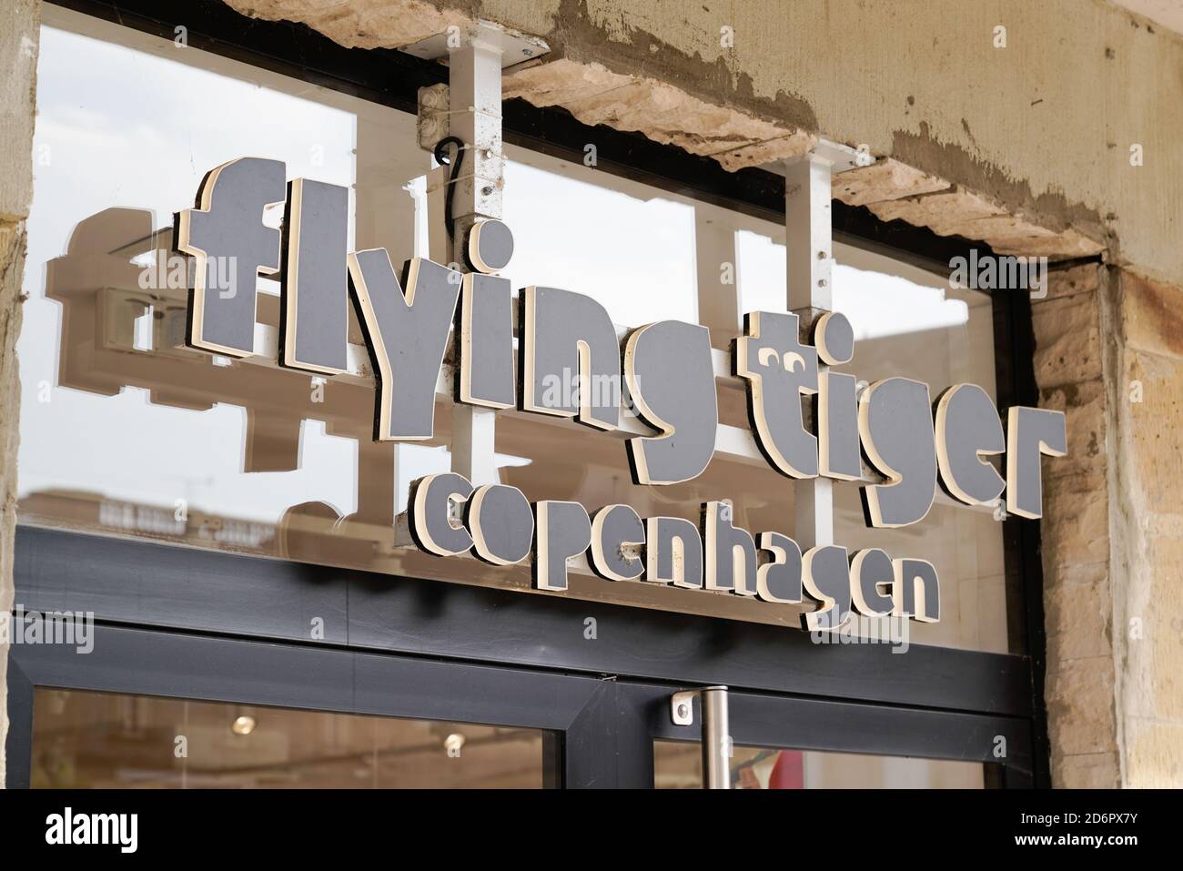 Bordeaux , Aquitaine / France - 10 10 2020 : logo Flying Tiger Copenhagen et affiche de texte devant le magasin de la boutique danoise de décoration d'intérieur Banque D'Images
