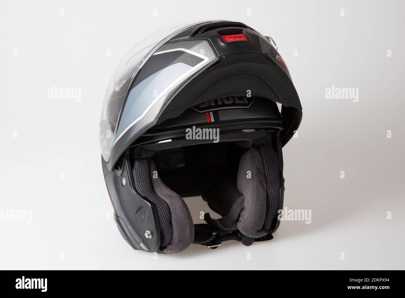 Bordeaux , Aquitaine / France - 10 10 2020 : shoei nouveau casque de moto  gris brillant avec arrière-plan moderne et isolé Photo Stock - Alamy