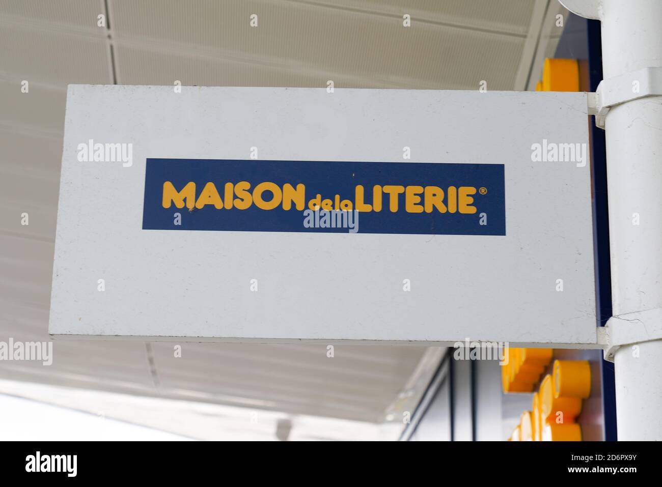 Bordeaux , Aquitaine / France - 10 10 2020 : maison de la literie affiche  et logo magasin avant fabricant et détaillant de matelas et de pillo Photo  Stock - Alamy