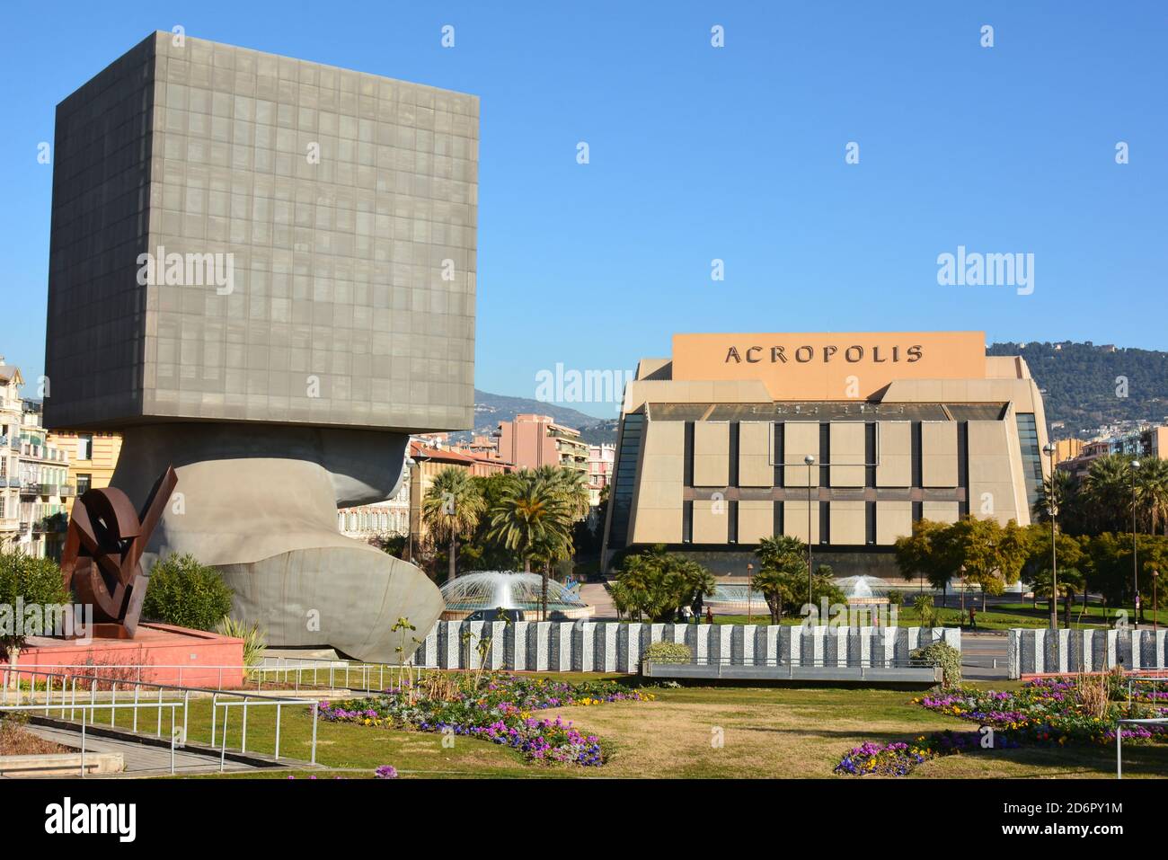 France, côte d'azur, Nice ville, la salle de conférence où sont organisés des concerts, des congrès et la statue habitable qui orne la Bibliothèque. Banque D'Images