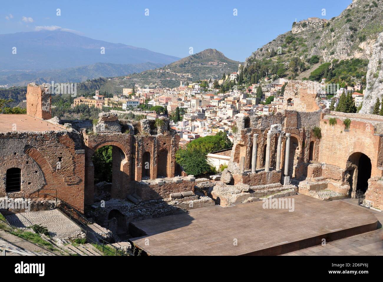 En Italie, l'île de sicile, l'ancien théâtre grec de Taormina construit au 3ème siècle avant Jésus-Christ, dans un magnifique site face à la mer méditerranée et l'Etna. Banque D'Images