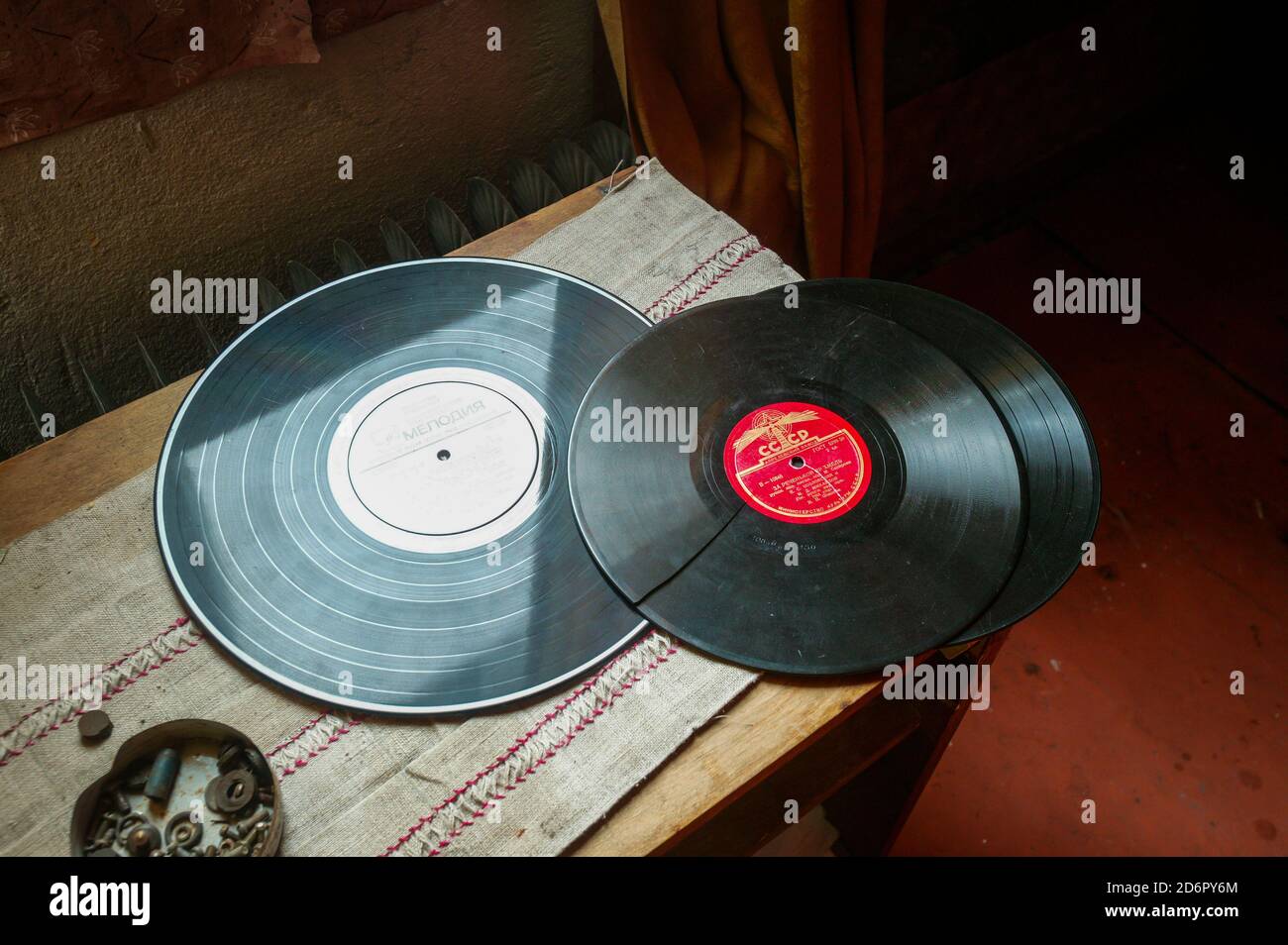 Des disques musicaux dans un salon de la ville arctique de Pyramiden à Svalbard, en Norvège. Pyramiden est un village minier abandonné à Svalbard. La petite ville arctique a été abandonnée en 1998. Banque D'Images