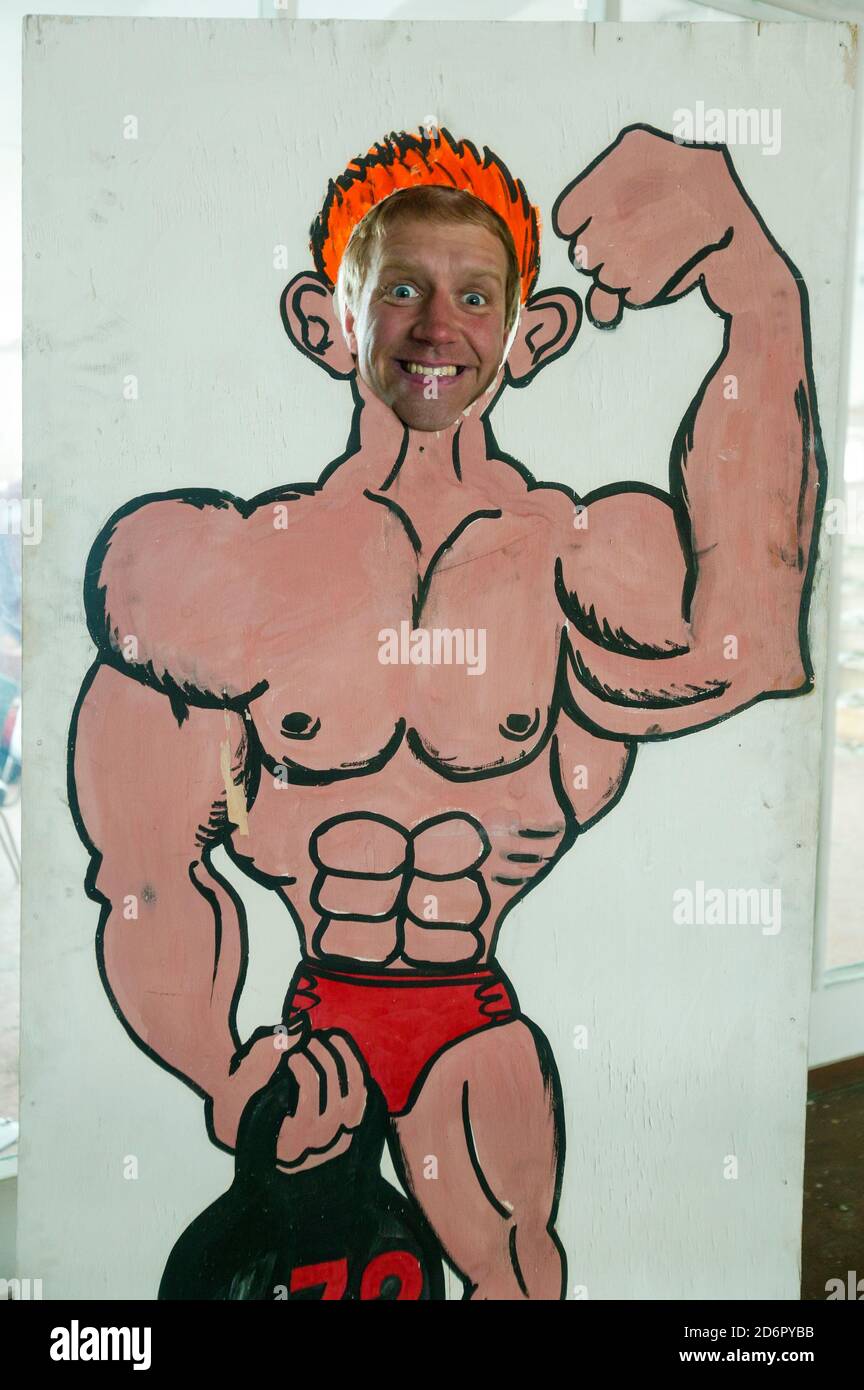 Un muscleman peint à l'intérieur de l'édifice communautaire de la ville arctique de Pyramiden, à Svalbard, en Norvège. Pyramiden est un village minier abandonné à Svalbard. La petite ville arctique a été abandonnée en 1998. Banque D'Images