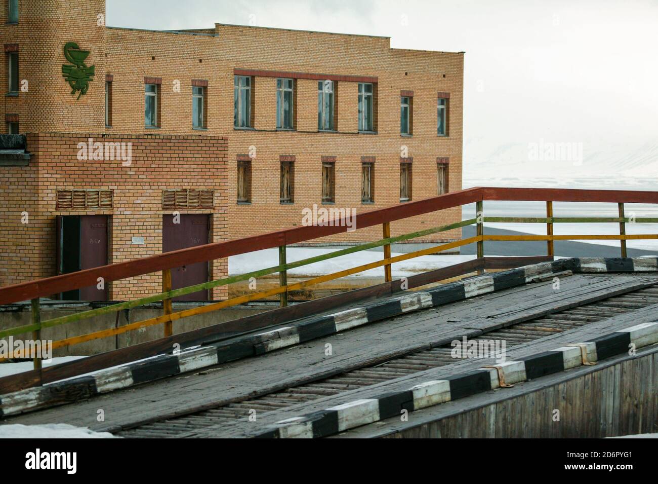 Bâtiment abandonné dans la ville arctique de Pyramiden à Svalbard, en Norvège. Pyramiden est un village minier abandonné à Svalbard. La petite ville arctique a été abandonnée en 1998. Banque D'Images