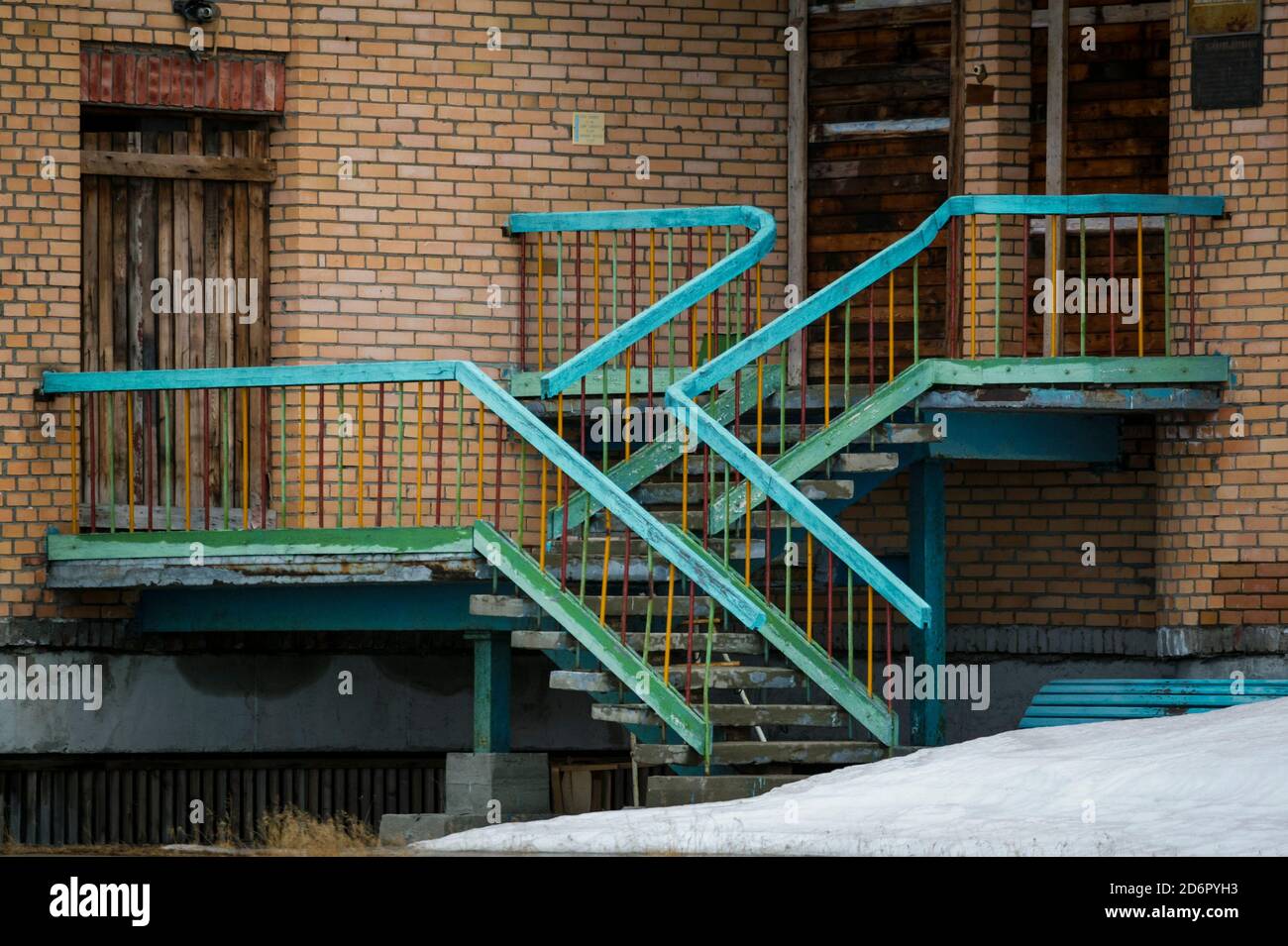 Bâtiment abandonné dans la ville arctique de Pyramiden à Svalbard, en Norvège. Pyramiden est un village minier abandonné à Svalbard. La petite ville arctique a été abandonnée en 1998. Banque D'Images