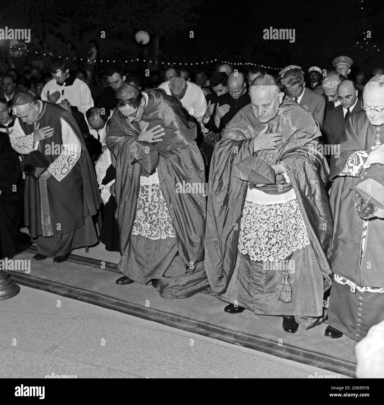 Vie du Pape Jean XXIII. L'archevêque de Gênes Giuseppe Siri, le Patriarche  de Venise Angelo Roncalli et l'évêque de Tortona assistant à la cerimonie de  l'illumination de la Vierge de la statue