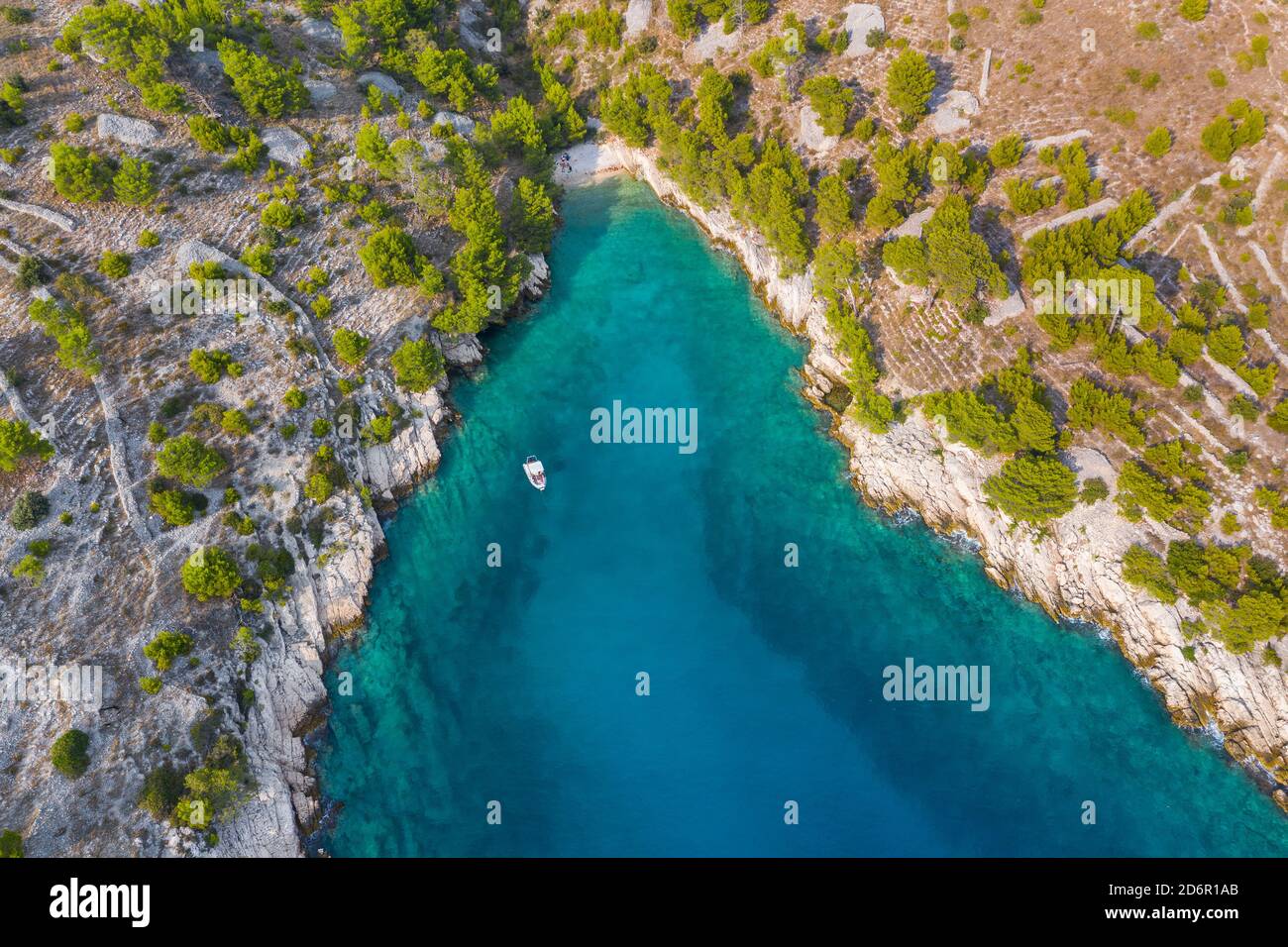Baie avec une petite plage en Croatie Banque D'Images