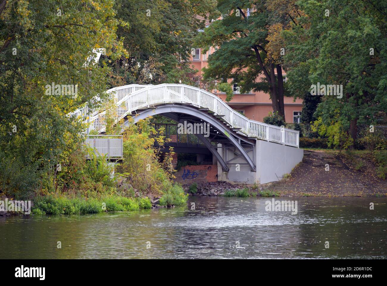 Brandebourg A.D.Havel, Allemagne. 09e octobre 2020. En tant que  prolongement de la Heinrich-Heine-Bank, le pont piétonnier, connu sous le  nom populaire de 'Pont de Belly Ache' en raison de sa forte courbure,