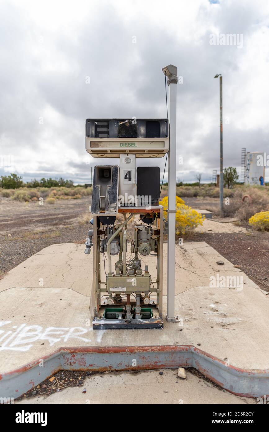 Anciennes pompes à gaz rétro dans le paysage rural Banque D'Images