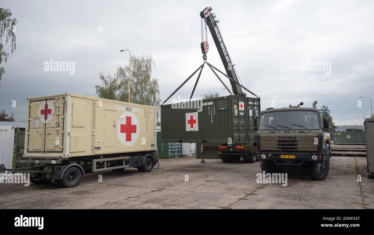 Le 18 octobre 2020, des soldats ont commencé à charger deux hôpitaux de campagne qui seraient envoyés à Prague pour servir de réserve aux patients de la COVID-19 ayant un cours moins sérieux dans les installations de stockage de Hradec Kralove, en République tchèque. (CTK photo/Ondrej Deml) Banque D'Images