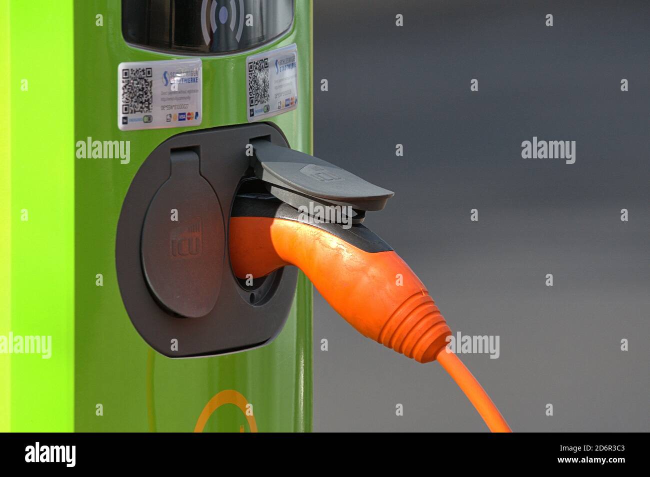 Le 17 octobre 2020, une station de recharge verte de Stadtwerke SH, située sur un parking de Friedrich-Ebert-Strasse au Schleswig, deux véhicules peuvent être chargés en même temps à cette station de recharge. Une fiche de charge orange est branchée dans une prise pour charger une voiture électronique. | utilisation dans le monde entier Banque D'Images