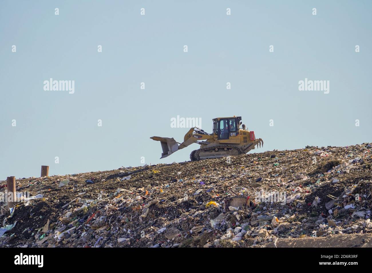 Bulldozer au dépotoir de déchets à Los Barrios, Andalousie, Espagne. Banque D'Images