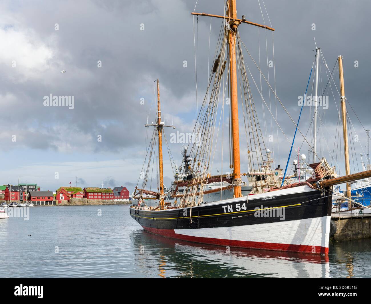 Le port ouest (Vestara Vag) avec un voilier traditionnel. Torshavn (Thorshavn) la capitale des îles Féroé sur l'île de Strymoy Banque D'Images