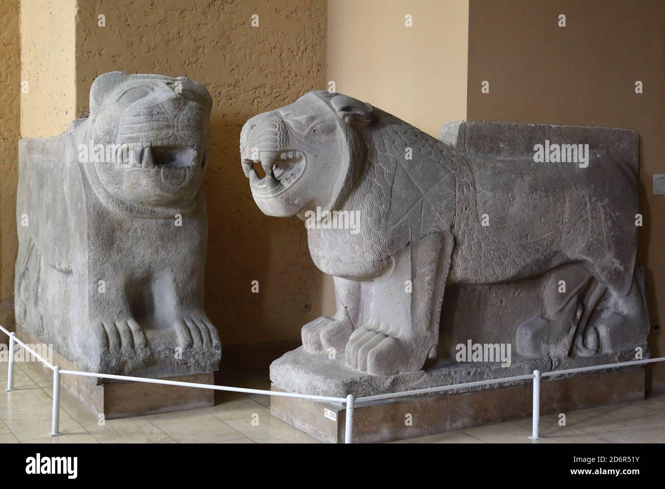 Deux lions des portes de Saml'al au musée de Pergamon. Berlin, Allemagne Banque D'Images