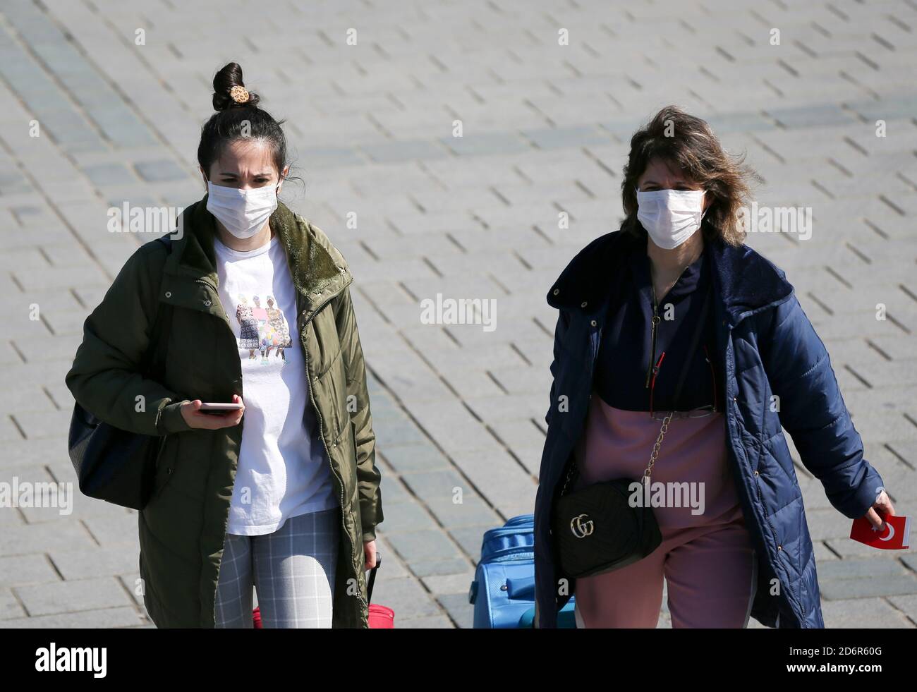 Istanbul,Turquie - 13 mars 2020 : personnes portant un masque facial dans la rue Banque D'Images