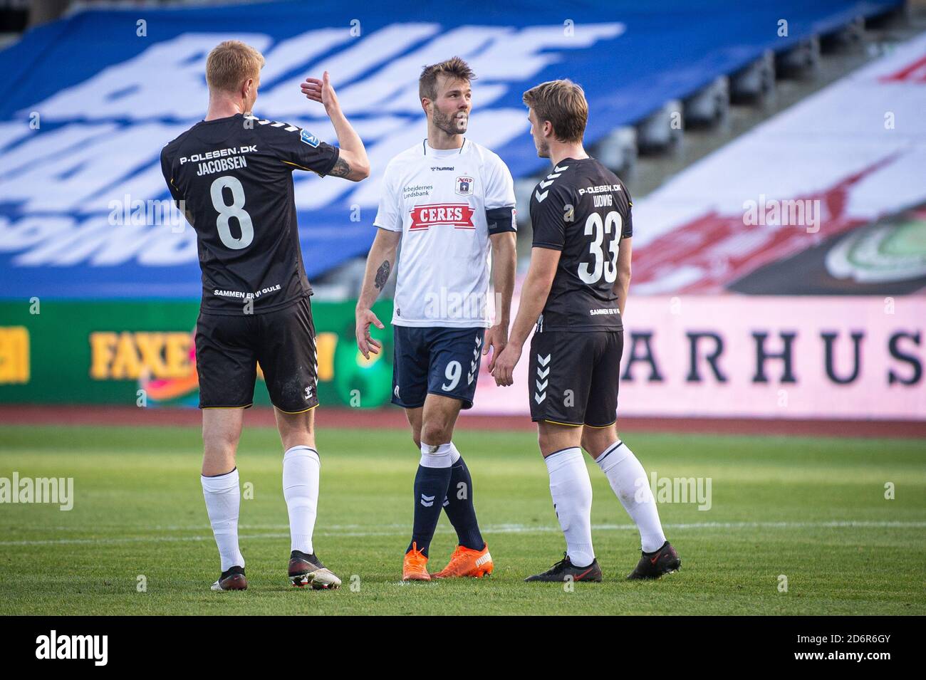 Aarhus, Danemark. 18 octobre 2020. Patrick Mortensen (9) d'AGF vu entre Alexander Ludwig (33) et Bjarke Jacobsen (8) d'AC Horsens pendant le match 3F Superliga entre Aarhus GF et AC Horsens au parc Ceres d'Aarhus. (Crédit photo: Gonzales photo - Morten Kjaer). Banque D'Images