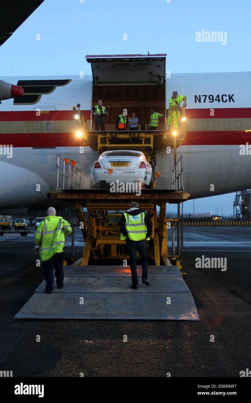 Le rallye Gumball 3000 est arrivé à l'aéroport de Glasgow Prestwick, lorsque les voitures se dirigent vers Edinbugh pour commencer. Le rallye Gumball 3000 en 2014 avait un itinéraire de Miami, à travers Atlanta à New York et ensuite par avion au Royaume-Uni pour traverser Edimbourg, Manchester et Londres… Ensuite, vous rejoignez Paris, Barcelone, puis en ferry jusqu'à la destination finale, Ibiza. Le Gumball 3000 est une collection d'entreprises qui comprend une marque de vêtements, une association caritative enregistrée et est surtout connue pour un rallye automobile international de 3,000 km, qui se déroule sur les routes publiques. Banque D'Images