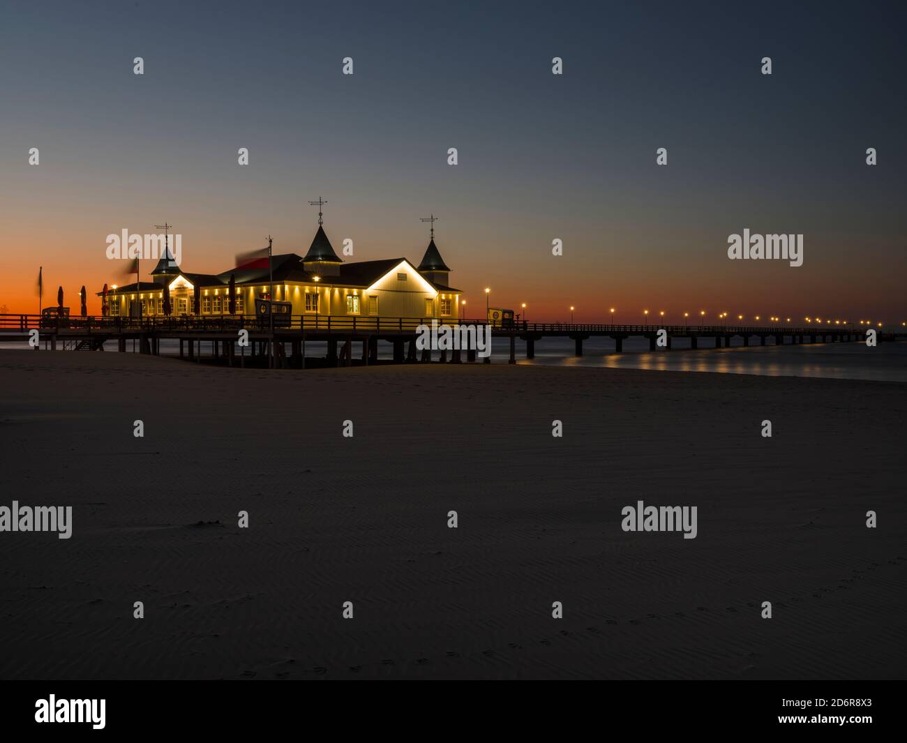 La célèbre jetée d'Ahlbeck, un bâtiment emblématique dans l'architecture traditionnelle de la station allemande (Baeddestricitektur) sur l'île d'Usedom. Europe, Allemagne Banque D'Images