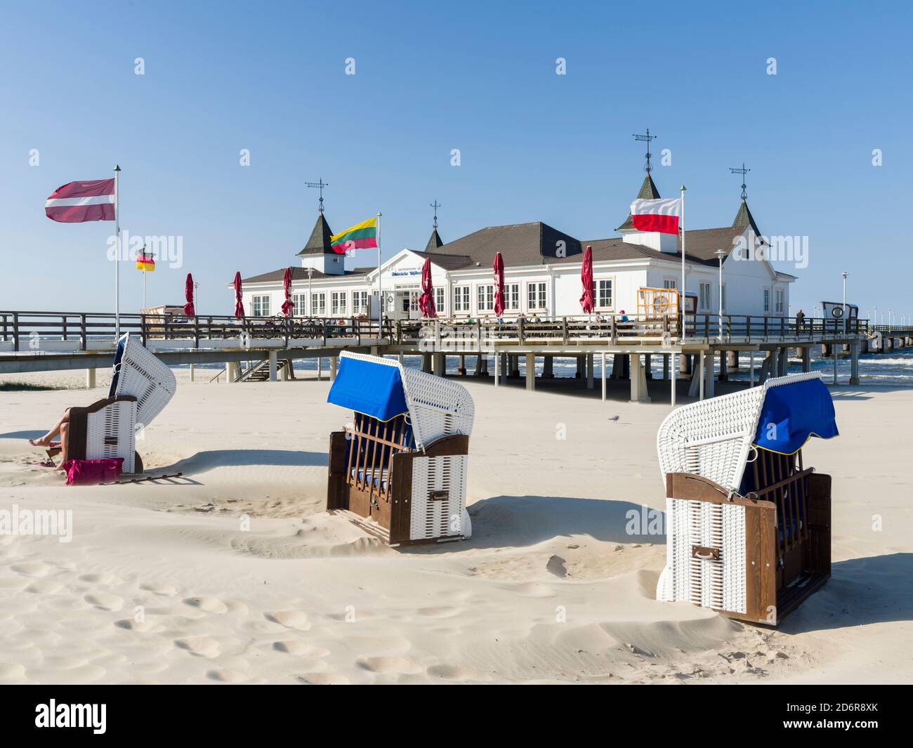 La célèbre jetée d'Ahlbeck, un bâtiment emblématique dans l'architecture traditionnelle de la station allemande (Baeddestricitektur) sur l'île d'Usedom. Europe, Allemagne Banque D'Images