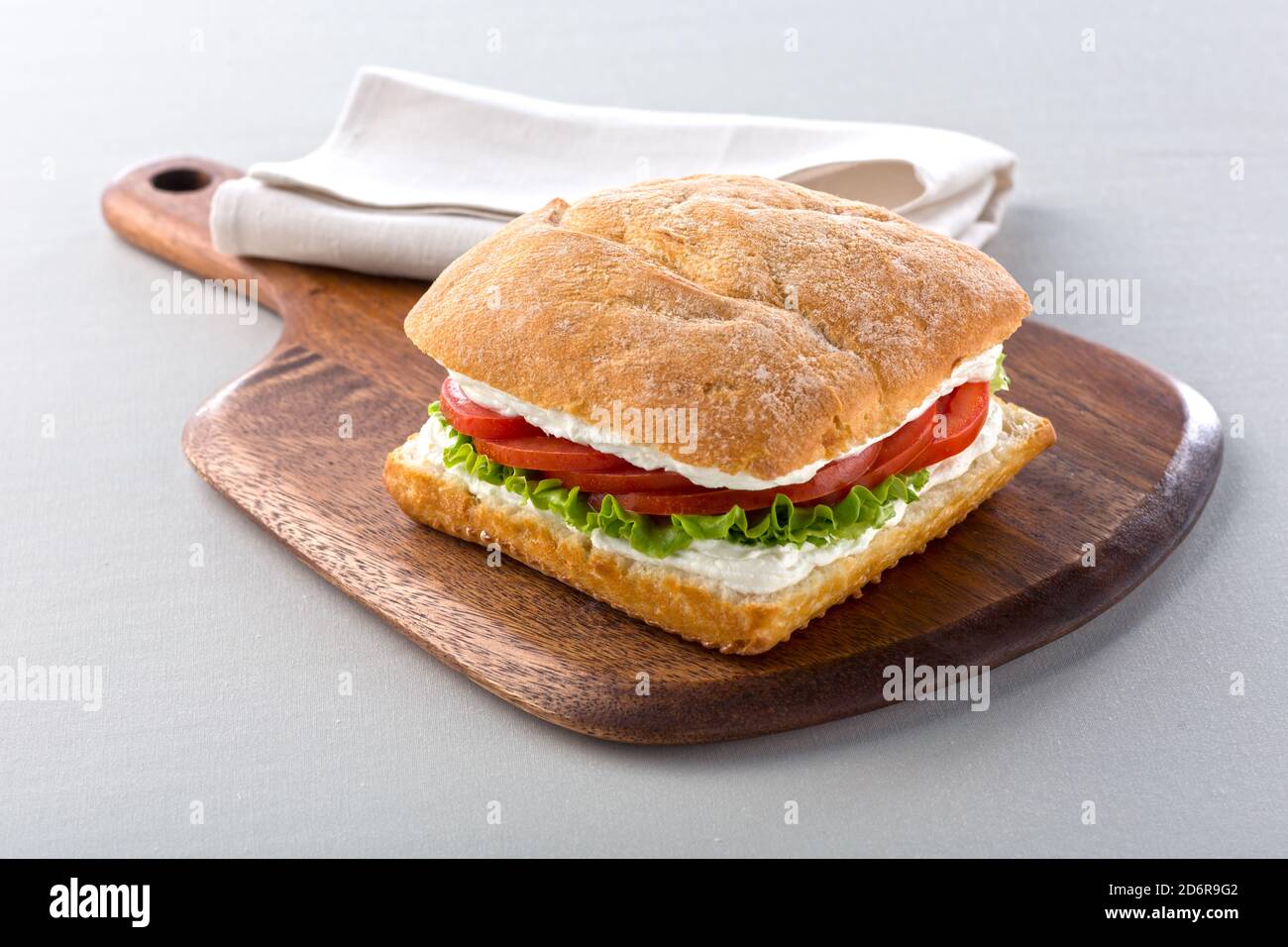 Sandwich aux tomates fraîches, à la laitue et au fromage blanc Banque D'Images