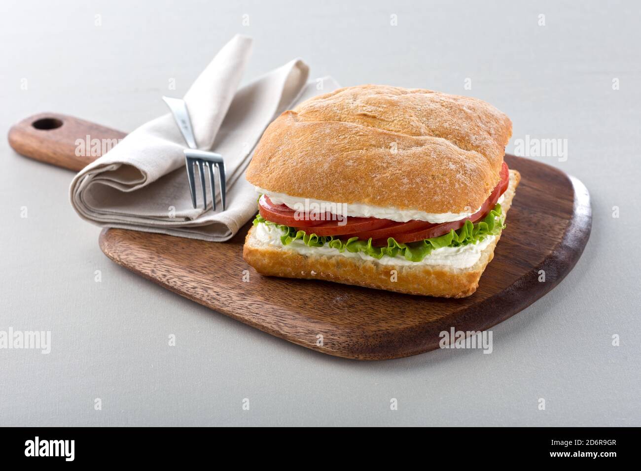 Sandwich aux tomates fraîches, à la laitue et au fromage blanc Banque D'Images
