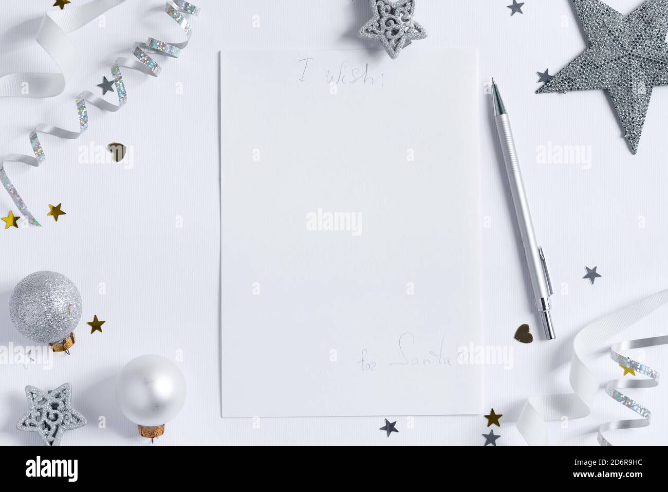 Cadre de vacances de félicitations avec décoration de Noël et maquette papier de la liste de souhaits au Père Noël sur un fond blanc, espace de copie. Pose à plat. Salutation Banque D'Images