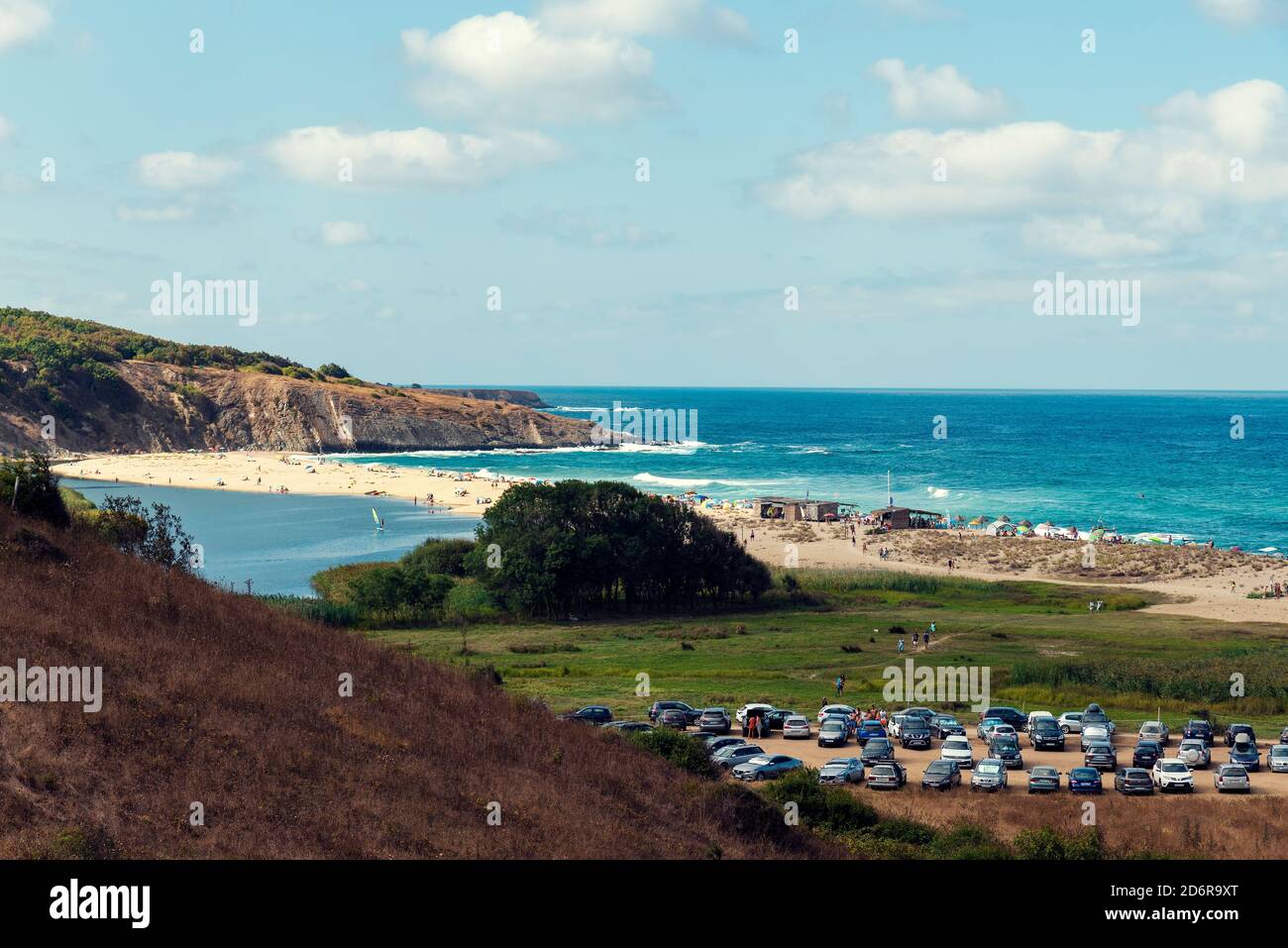 20 août 2020, Sinemorets, Bulgarie. L'embouchure de la rivière Veleka, où elle coule dans la mer dans la ville de Sinemorets foyer sélectif Banque D'Images