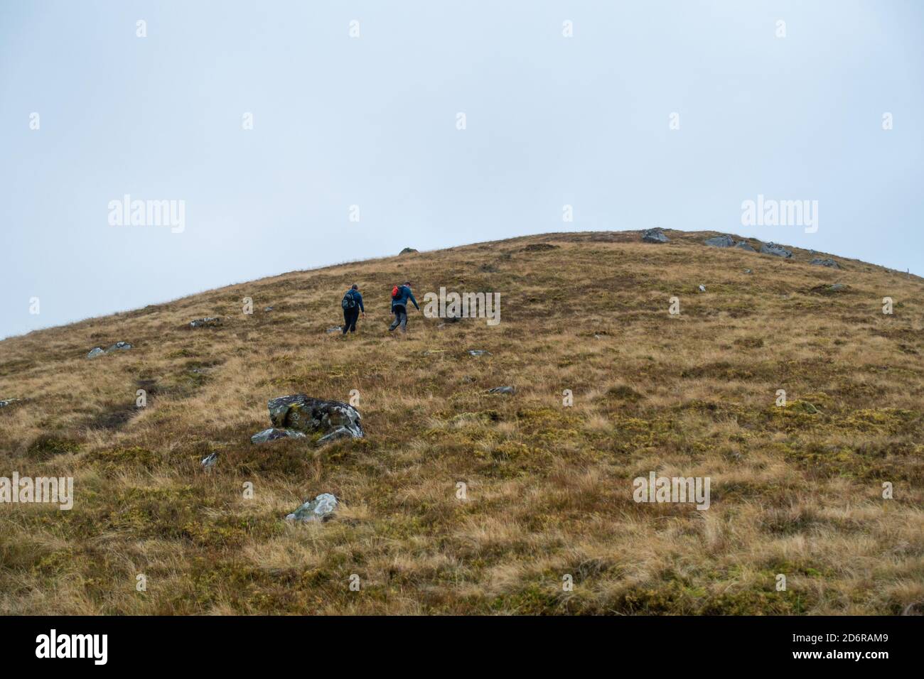 Marcheurs qui se dirigent vers le chemin d'approche de la montagne munro de Carn Gorm à Glen Lyon, Perthshire, Écosse, Royaume-Uni Banque D'Images