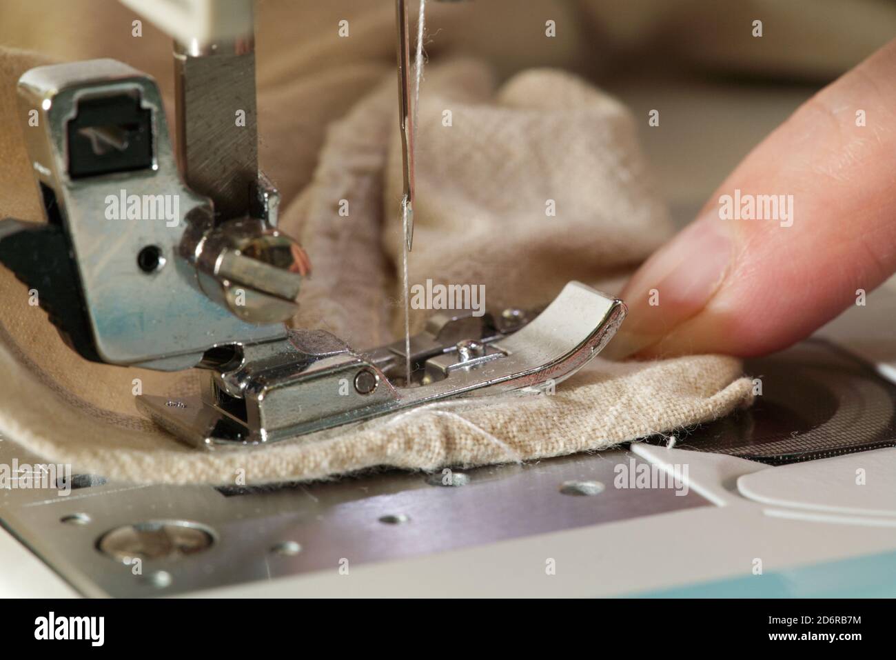 Machine à coudre avec concentration sur l'aiguille, faible profondeur de champ Banque D'Images