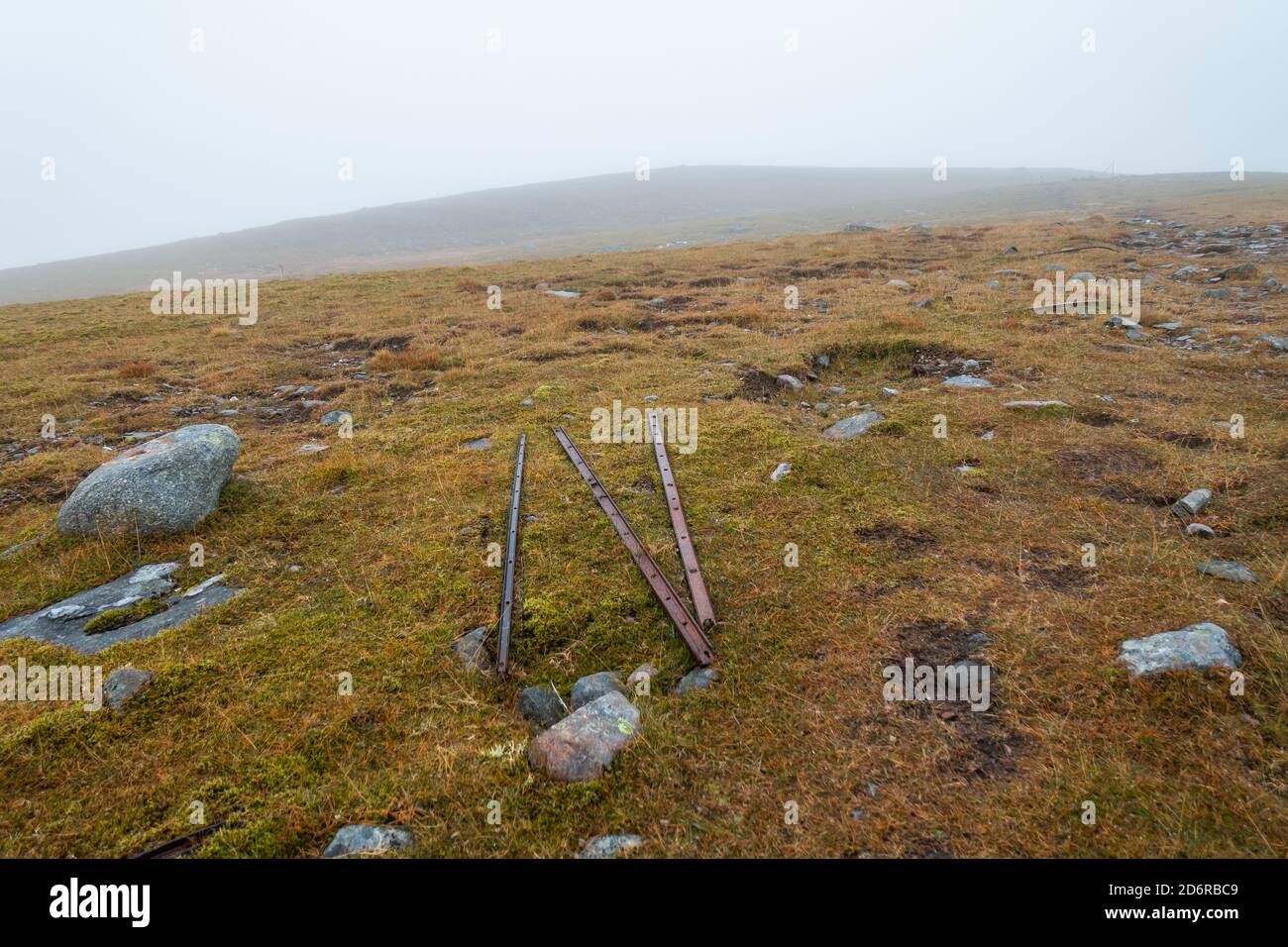 Vieilles poteaux de clôture se trouvant près du sommet du Munro de Meall Garbh à Glen Lyon, Perthshire, Écosse, Royaume-Uni Banque D'Images