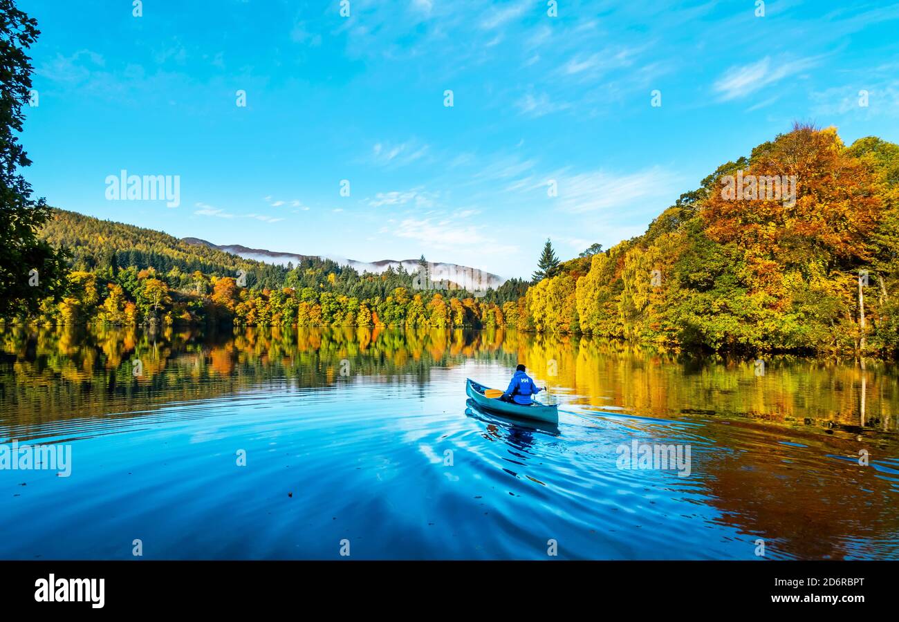 Kayakiste sur la rivière Tummel avec de superbes couleurs d'arbres automnales dans la ville de Pitlochry, Perthshire, Écosse, Royaume-Uni Banque D'Images