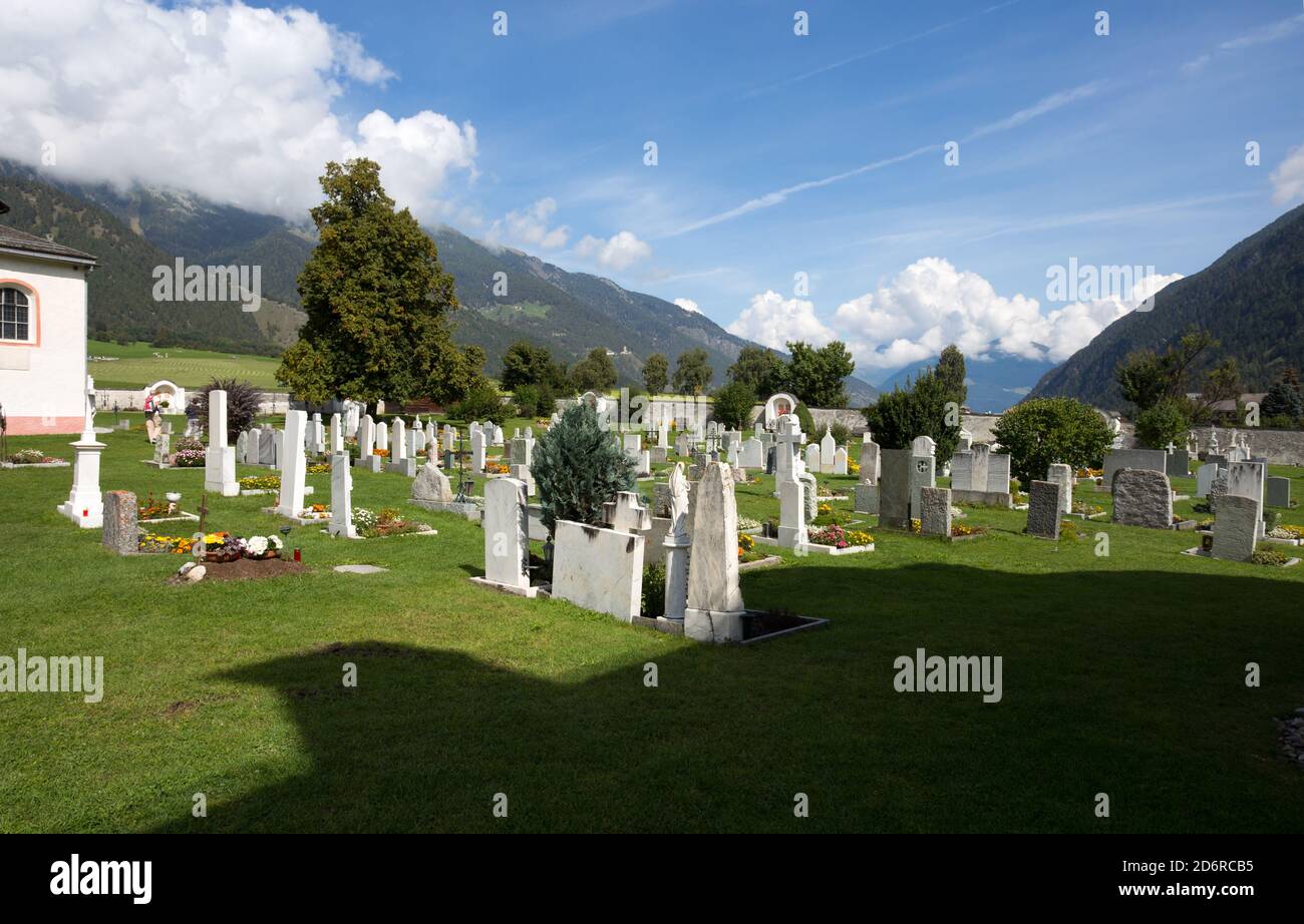 Le petit cimetière près du couvent de Saint-Jean à Mustair, patrimoine culturel mondial de l'UNESCO, Suisse. Banque D'Images