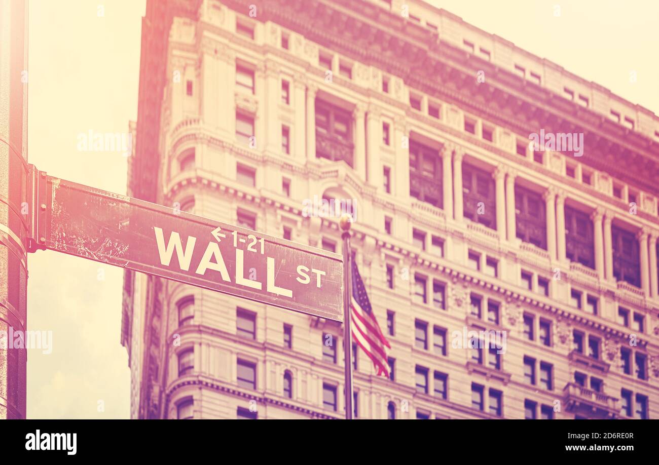 Image stylisée rétro du panneau Wall Street à Manhattan, foyer sélectif, New York, États-Unis. Banque D'Images