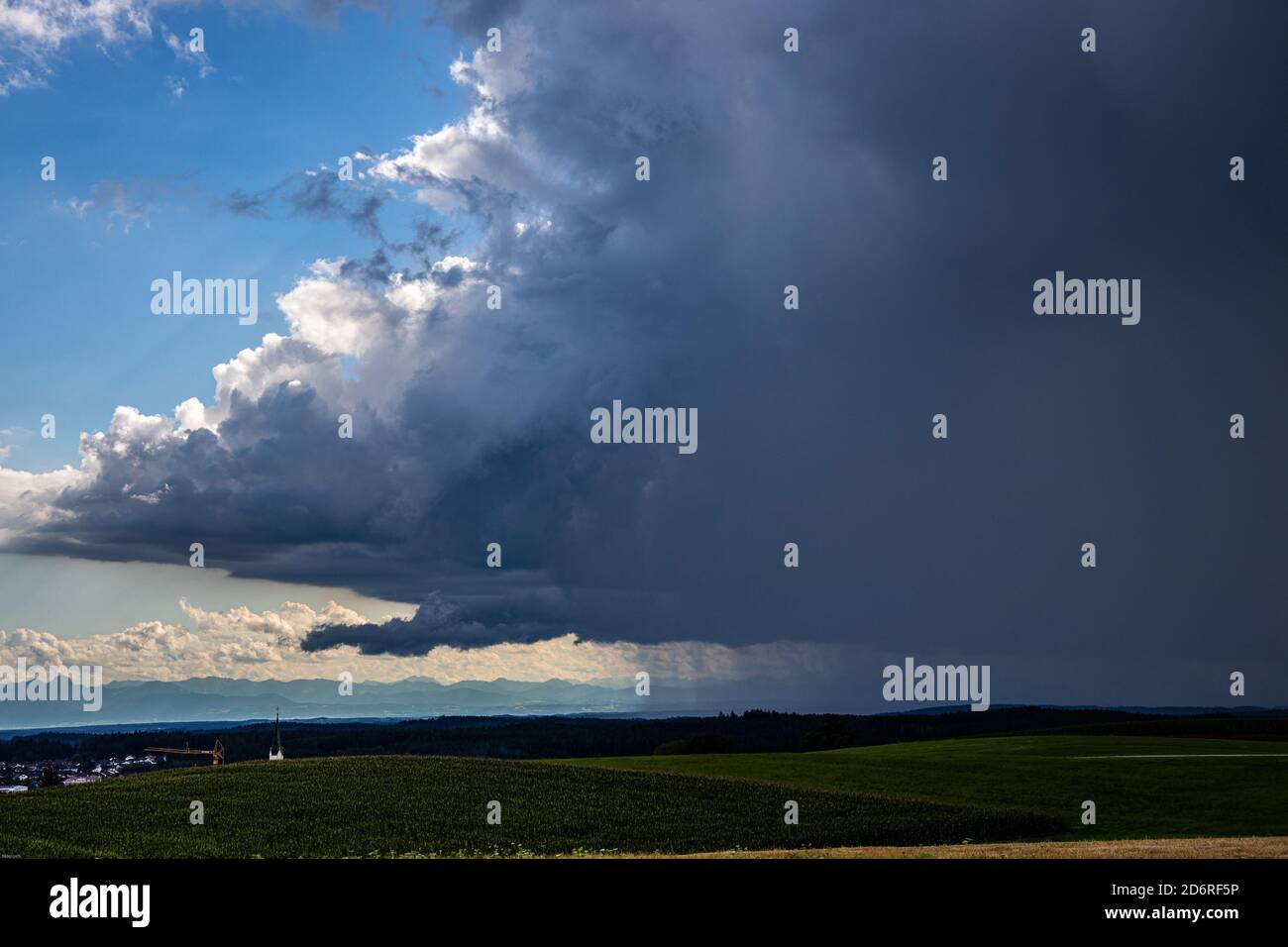 Front de tempête avec descente sur les contreforts des Alpes, Allemagne, Bavière, Voralpenland, Haag Banque D'Images