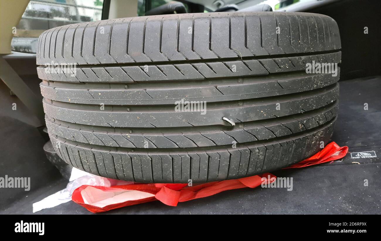 Défaillance d'un pneu, pièce metall dans un pneu, Allemagne Photo Stock -  Alamy