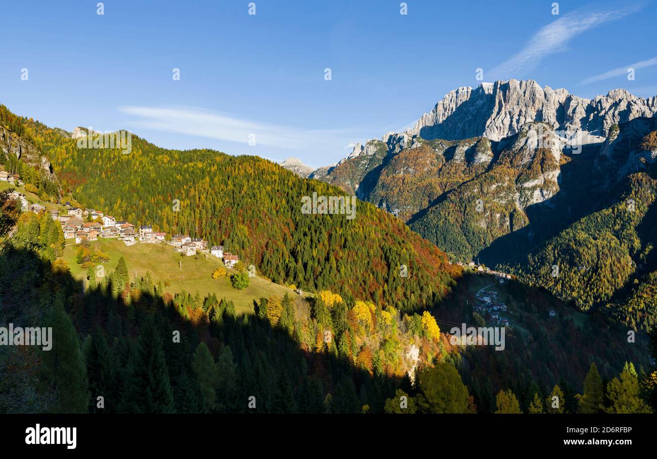 Mont Civetta en Vénétie. La Civetta est l'une des icônes des Dolomites. Dans les villages en premier plan de San Tomaso Agordino. Les Dolomites du TH Banque D'Images