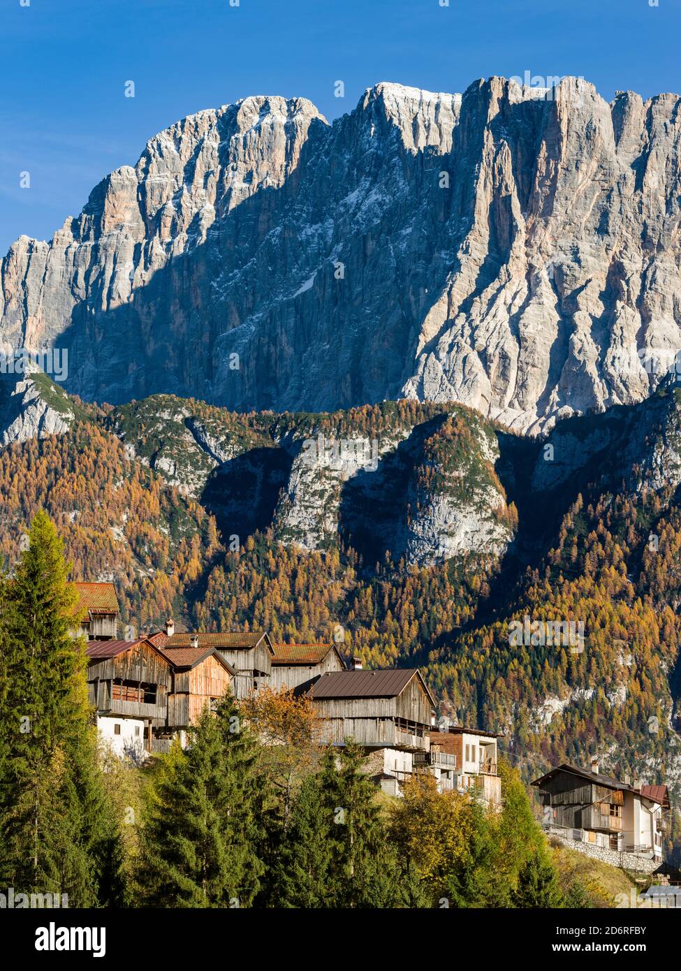 Mont Civetta en Vénétie. La Civetta est l'une des icônes des Dolomites. Dans les villages en premier plan de San Tomaso Agordino. Les Dolomites du TH Banque D'Images