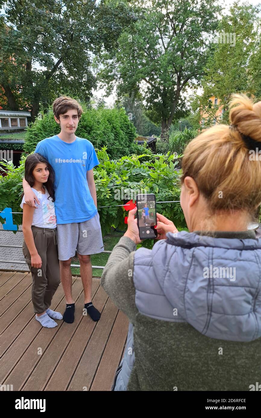 Mère prenant des photos de son fils avec une belle fille, Allemagne Banque D'Images