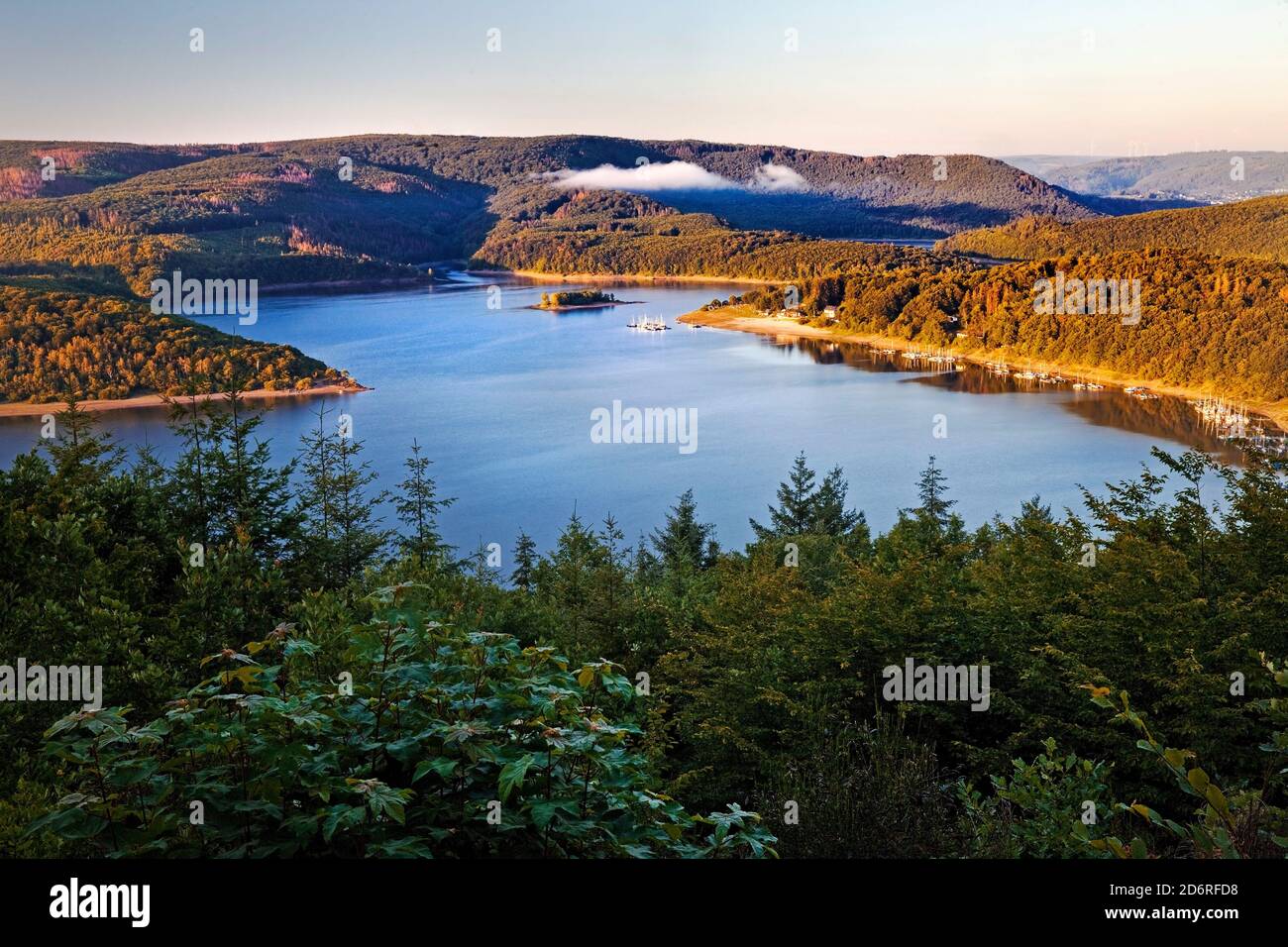 Belle vue sur le lac de stockage de Rur, Allemagne, Rhénanie-du-Nord-Westphalie, Eifel, Nideggen Banque D'Images Belle vue sur le lac de stockage de Rur, Allemagne, Rhénanie-du-Nord-Westphalie, Eifel, Nideggen Banque D'Images