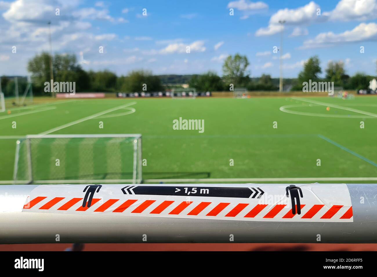 Informations sur le grand stand d'un stade de football, tenir la distance, corona Crisis 2020, Allemagne Banque D'Images