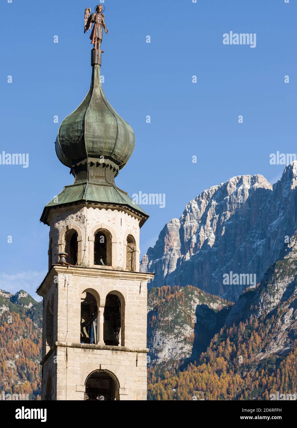 Église de San Tomaso Agordino dans les Dolomites de la Vénétie. Les dolomites de la Vénétie font partie du patrimoine mondial de l'UNESCO. L'Europe centrale, l'Euro Banque D'Images