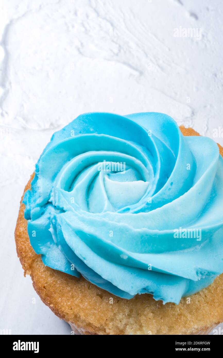 Delicieux Cupcake Ou Muffin Decore De Fromage Bleu Fouette Sur Fond Blanc Gateaux De Fete Joyeux Anniversaire Carte Postale Photo Stock Alamy