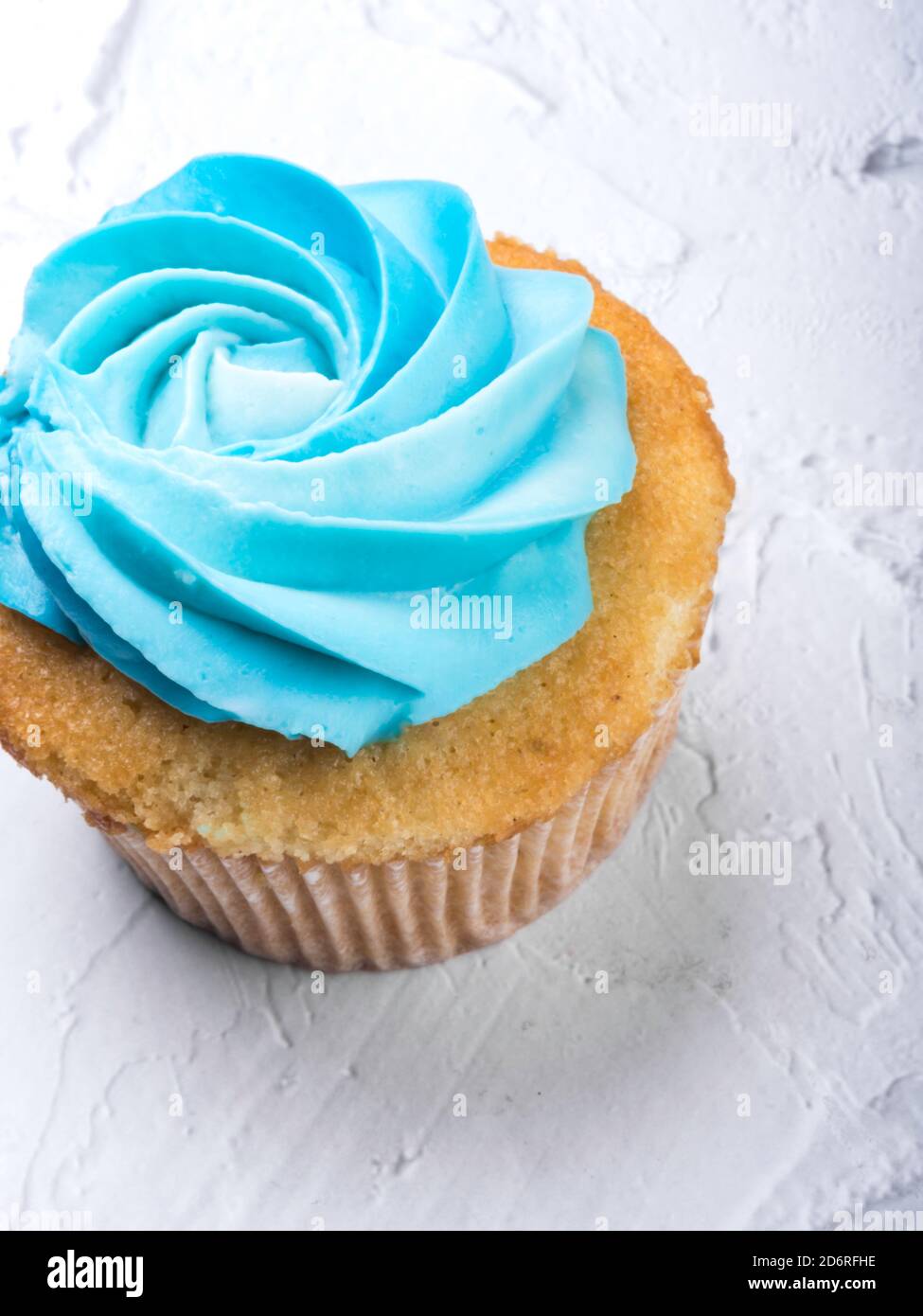 Delicieux Cupcake Ou Muffin Decore De Fromage Bleu Fouette Sur Fond Blanc Gateaux De Fete Joyeux Anniversaire Carte Postale Photo Stock Alamy
