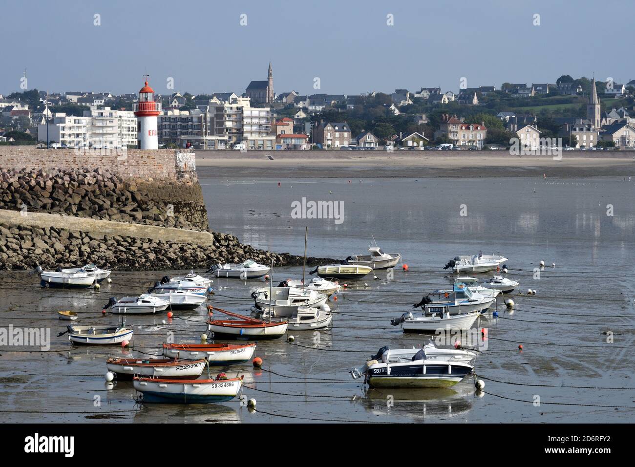 phare et port d'Erquy à marée basse , France, Bretagne, Côtes-d'Armor, Erquy Banque D'Images