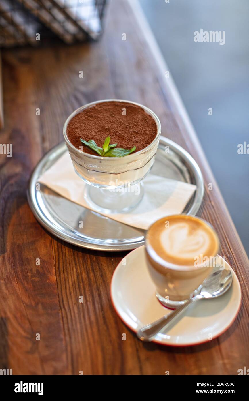 Tiramisu et Espresso Macchiato café sur table en bois. Banque D'Images