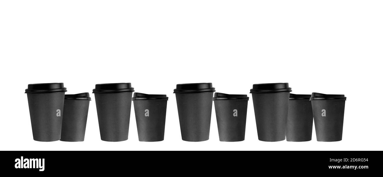 plusieurs tasses de café en papier noir dans une rangée, une bannière de tasses jetables. Banque D'Images plusieurs tasses de café en papier noir dans une rangée, une bannière de tasses jetables. Banque D'Images