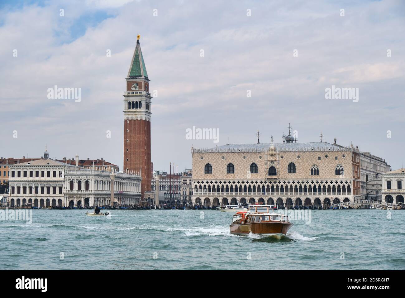 Piazza San Marco vu du bateau pendant une journée nuageux, Venise, Italie Banque D'Images