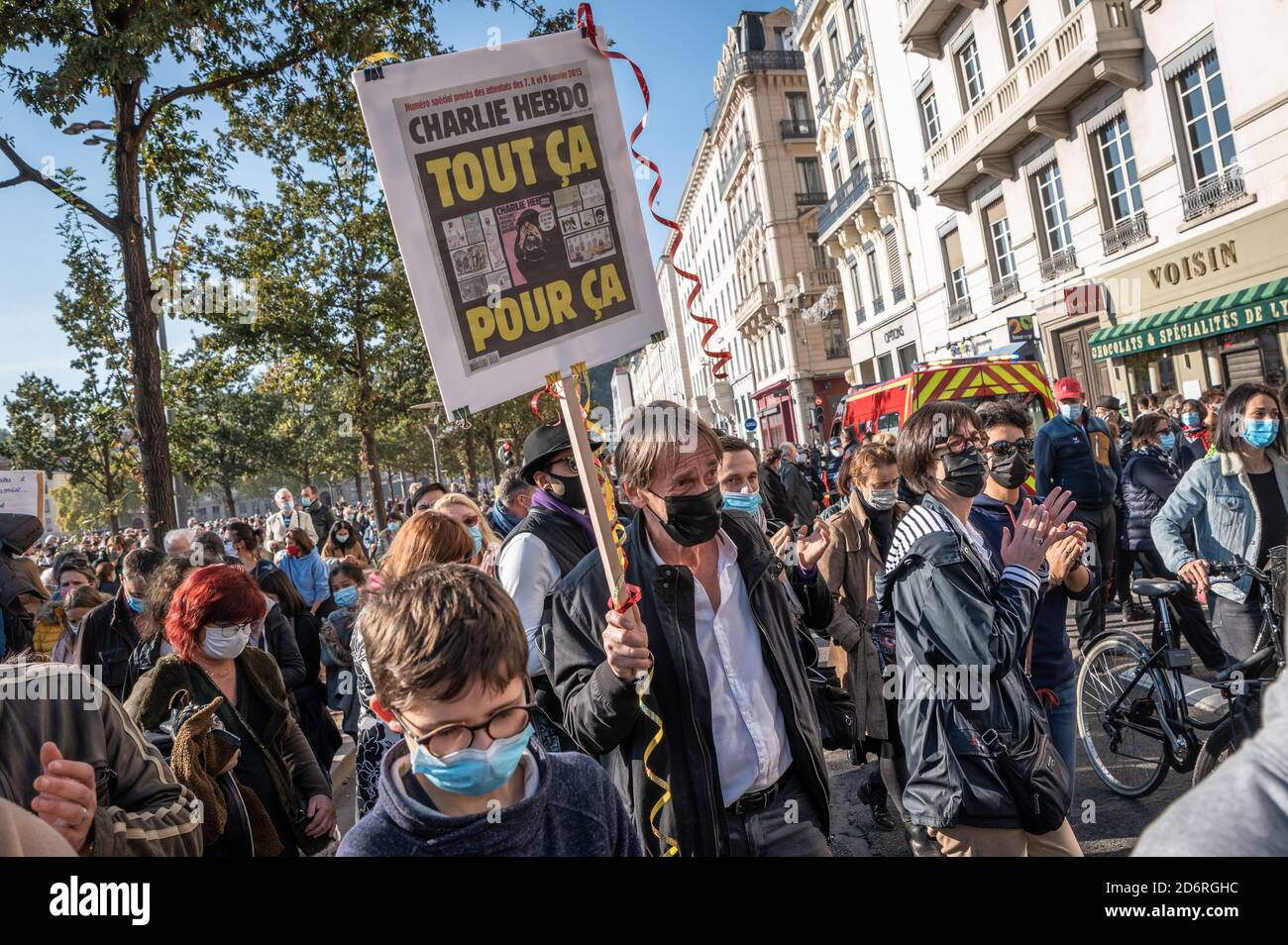 LYON, FRANCE - 18 OCTOBRE 2020 : manifestation contre le terrorisme après 3 jours d'attaques terroristes islamiques : le professeur Samuel Paty a été décapité devant son c Banque D'Images LYON, FRANCE - 18 OCTOBRE 2020 : manifestation contre le terrorisme après 3 jours d'attaques terroristes islamiques : le professeur Samuel Paty a été décapité devant son c Banque D'Images